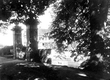 Haus Hiülshoff: Klassizistische Torpfeiler mit Blick auf das Herrenhaus (Hofseite), um 1930?