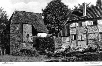Alte Postkartenansicht: Turmreste der einstigen Stadtbefestigung neben einem alten Fachwerkhaus am Westwall