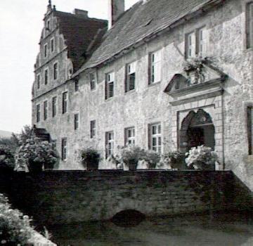 Schloss Merlsheim: Eingangsbereich und Brücke