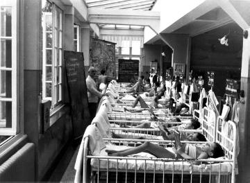 Landesfürsorgeverband, Fürsorge "für minderjährige Krüppel": Knochen- und gelenkkranke Kinder während des Schulunterrichtes im Krankenzimmer, 1938 (ohne Ortsangabe und Einrichtungsbezeichnung)
