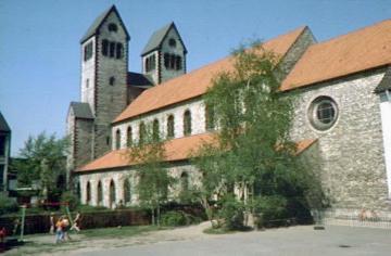 Ev. Abdinghof-Kirche: Langhaus der Basilika mit Chor und Türmen von Südosten