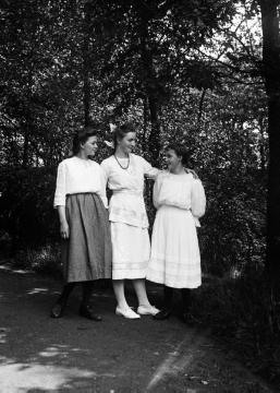 Dr. Joseph Schäfer, Familie: Tochter Maria Schäfer (Mitte) im Alter von 18 Jahren "mit Clara Redeken und Paula Bröker" im Stadtgarten Recklinghausen, Mai 1918
