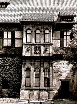 Burg Blomberg, Hofseite des Ostflügels: Zweistöckige Auslucht mit kunstvoller Bauplastik, errichtet 1569 von Hermann Wulff