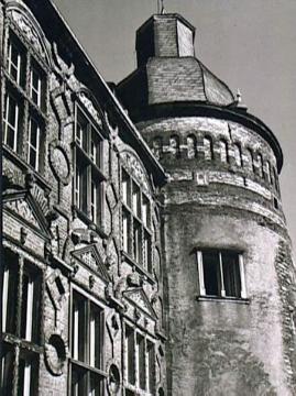 Haus Assen, Partie der Südfassade mit Rundturm - Wasserschloss der Lipperenaissance, Bj. 1564 ff, Baumeister Laurenz von Brachum