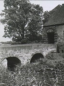 Haus Geist, Brücke mit Torhaus