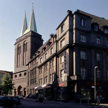 Die Kreuzkirche: Ohne Kirchplatz eingefügt in die Baublöcke des Vinckeplatzes