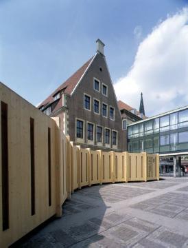 Mobiles Museum im Innenhof des Münsteraner Rathauses, errichtet zur Information der Bürger über die Projekte westfälischer Gemeinden anlässlich der "Regionale 2004"