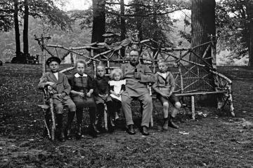 Dr. Joseph Schäfer, Gesellschaftsleben: Förster Schlüter und Kinder "auf Forsthaus Thier in Lochtrop bei Lavesum", rechts: Sohn Hans-Joachim Schäfer, Juni 1919