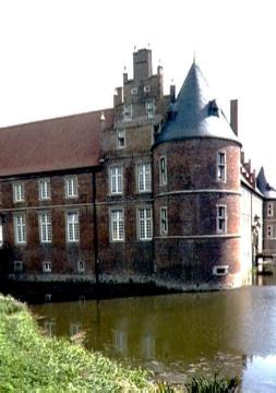 Schloss Herten, Nord- und Westflügel mit Eckturm