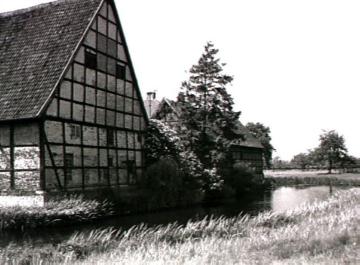 Gut Neuengraben, auch Haus Neuengraben genannt, in Ennigerloh, südwestlich im Ortsteil Enniger gelegen, wenige Meter neben dem Fluss Angel, 1938.