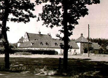 Schloss Holtfeld, Gesamtansicht mit Blick über die Schlosswiese