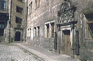 Fürstliches Residenzschloss, Hofseite: Portal mit Wappenrelief von 1620 (Mitte des Nordwestflügels)