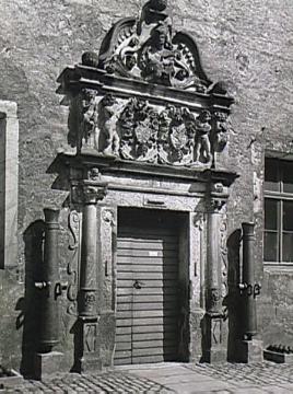 Fürstliches Residenzschloss, Hofseite: Portal mit Wappenrelief von 1620 (Mitte des Nordwestflügels)