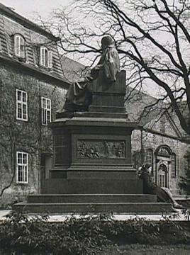 Denkmal des Grafregenten Ernst zur Lippe-Biesterfeld im Park des Residenzschlosses