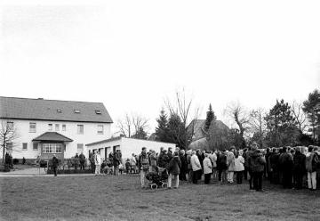 Einweihung eines Mahnmals im ehemaligen Konzentrationslager Wewelsburg: Menschenmenge während der Gedenkrede