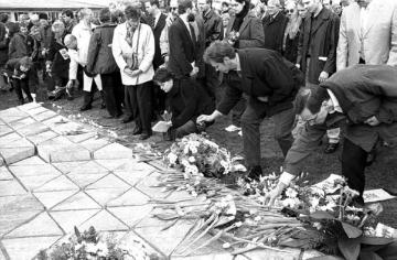 Einweihung eines Mahnmals im ehemaligen Konzentrationslager Niederhagen: Gäste bei der Niederlegung von 1285 Blumen zur Ehren der 1285 Opfer der Lagerhaft