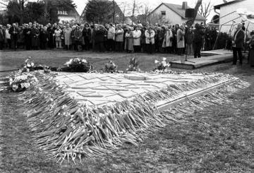 Einweihung eines Mahnmals im ehemaligen Konzentrationslager Niederhagen: 1285 Blumen für 1285 Todesopfer