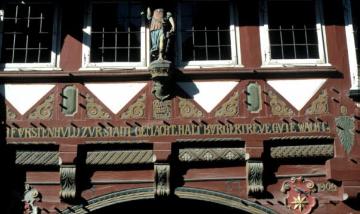 Schwalenberg, Rathaus (erbaut 1579), Detailansicht: Plattdeutsche Inschrift und Schnitzornamentik der Weserrenaissance im Fachwerkgebälk der Hauptfront