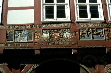 Schwalenberg, Rathaus (erbaut 1579), Detail: Plattdeutsche Inschrift und Schnitzornamentik der Weserrenaissance im Fachwerkgebälk der Hauptfront