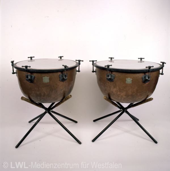 10_7572 Historische Militärmusikinstrumente - Ausstellung auf der Wewelsburg, Büren 12/2001