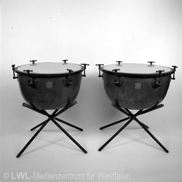 10_7573 Historische Militärmusikinstrumente - Ausstellung auf der Wewelsburg, Büren 12/2001