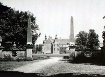 Schloss Lembeck: Freistehende Obeliske im Schlosspark mit Blick auf die Hauptburg, um 1940?