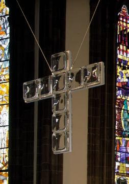Ev. Pfarrkirche St. Petri: Hängendes Glaskreuz im nördlichen Seitenschiff