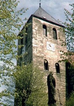Kirchturm von St. Dionysius, errichtet im 12. Jh., Romanik, Turmhelm von 1690