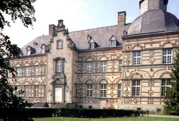 Schloss Overhagen: Hauptfront mit Eckturm