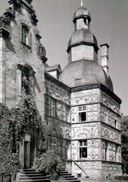 Schloss Overhagen, Mittelrisalit und Eckturm der Hauptfront - Bj. 1619, Baumeister Laurenz von Brachum, Lipperenaissance, seit 1962 Gymnasium