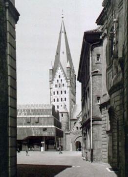Turm des St. Liborius Domes und Diözesanmuseum von Süden