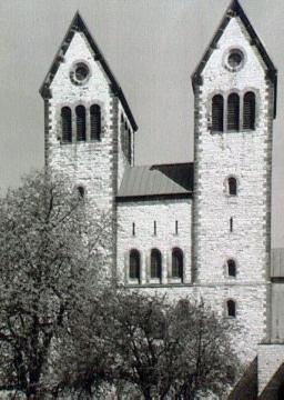 Ev. Abdinghof-Kirche: Doppelturmfassade von Westen