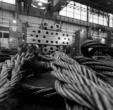 Henrichshütte: Stahlseile vor dem fertig bearbeitetem Tischholm in der Bearbeitungswerkstatt