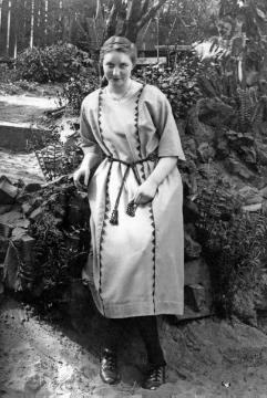 Dr. Joseph Schäfer, Familie: Tochter Maria Schäfer "im Garten der Familie Lang", Recklinghausen, 1922