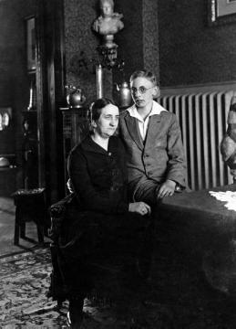 Dr. Joseph Schäfer, Familie: Gattin Maria Schäfer mit Sohn Hans-Joachim (geb. 1910), Recklinghausen, undatiert, um 1923?