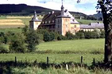 Schloss Adolfsburg in Oberhundem: Hauptburg mit Herrenhaus und Flügelbauten