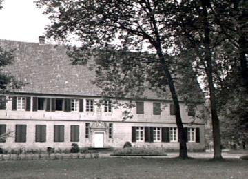 Ehem. Kreuzherrenkloster Bentlage, 1954: Westbau der barocken Dreiflügelanlage, ab 1978 in städtischem Besitz