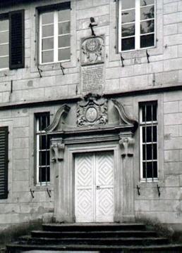 Ehem. Kreuzherrenkloster Bentlage, 1954: Portal mit Wappenkartusche am Westbau der barocken Dreiflügelanlage, ab 1978 in städtischem Besitz