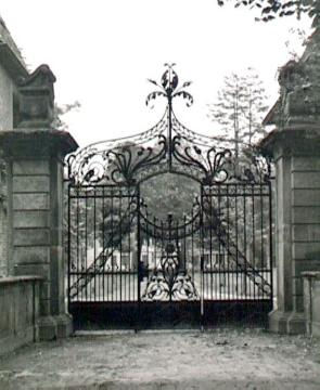 Ehem. Kreuzherrenkloster Bentlage, 1954: Eingangstor der barocken Dreiflügelanlage, Torgitter 1917 nach historischem Vorbild rekonstruiert