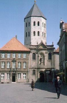 Gaukirche (St. Ulrich-Kirche): Romanischer Turm mit barocker Vorhalle