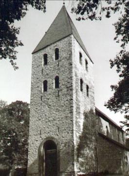 Kirche St. Landolinus in Boke: Turm und Partie des Langhauses von Südwesten