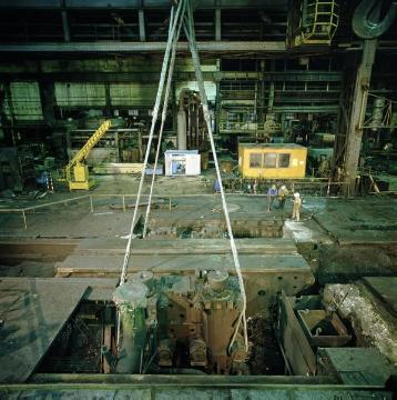 Henrichshütte: Herausheben des alten Tischholms einer Stahlpresse