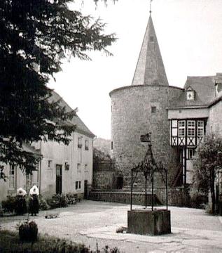 Schloss Hohenlimburg, Innenhof: Bergfried und Herrenhauspartie mit Fachwerkerker