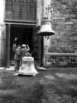 Einbau neuer Glocken (Kirche unbezeichnet)