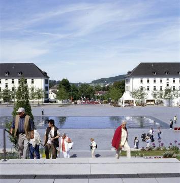 Landesgartenschau 2010 in Hemer: Das Kulturforum mit der Wasserinstallation "Himmelsspiegel", im Hintergrund: Gebäude der ehemaligen Blücher-Kaserne