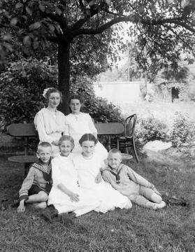 Dr. Joseph Schäfer, Familie: Tochter Maria Schäfer und "die Kinder von Familie Lohmann", Recklinghausen, undatiert, um 1917?