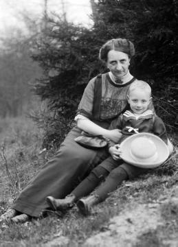 Dr. Joseph Schäfer, Familie: Gattin Maria Schäfer mit Sohn Hans Joachim (geb. 1910) auf einem Familienausflug in der Haard, 1915