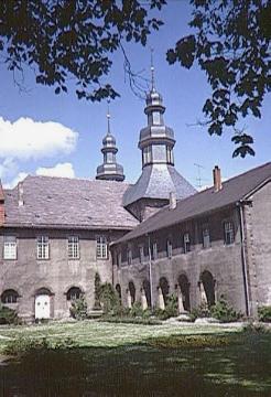Ehem. Benediktinerinnenkloster (1149-1810): Kreuzgang und Klosterkirche St. Vitus