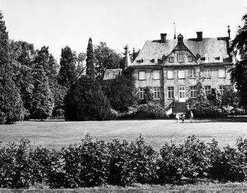 Schloss Surenburg bei Riesenbeck: Gartenfront des Seitenflügels mit Blick über den Schlosspark