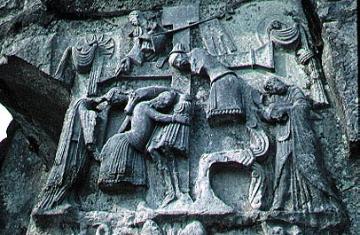 Die Externsteine: Das Kreuzabnahme-Relief , um 1130, an der 1115 geweihten Grottenkapelle